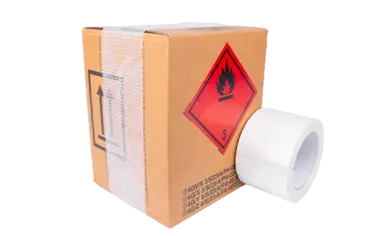 Freigestelltes Bild zeigt einen Karton mit Gefahrgutaufkleber.