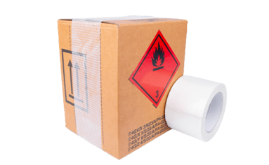 Freigestelltes Bild zeigt einen Karton mit Gefahrgutaufkleber.