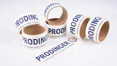 Paketband, das personalisiert mit einem Logo bedruckt wurde.