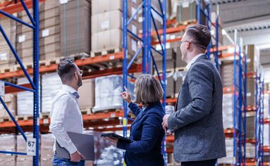 Hochregallager mit material- und herstellunabhängigen Lagerartikeln an Verpackungsmaterial und Packmitteln für Transportverpackung.