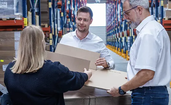 Ein Mitarbeiter von PRODINGER zeigt Kunden die Unterschiede zwischen den Wellenarten.