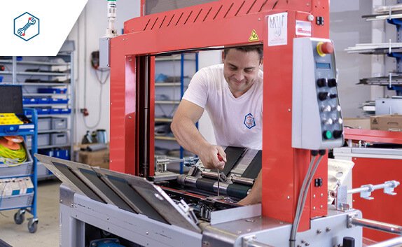 PRODINGER Service-Mitarbeiter wartet eine Umreifungsmaschine