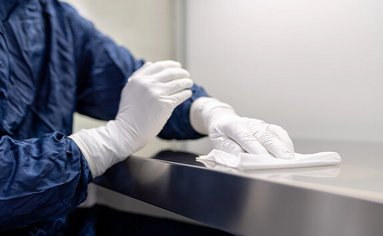 Eine metallische Oberfläche wird mit einem Reinigungstuch gereinigt.