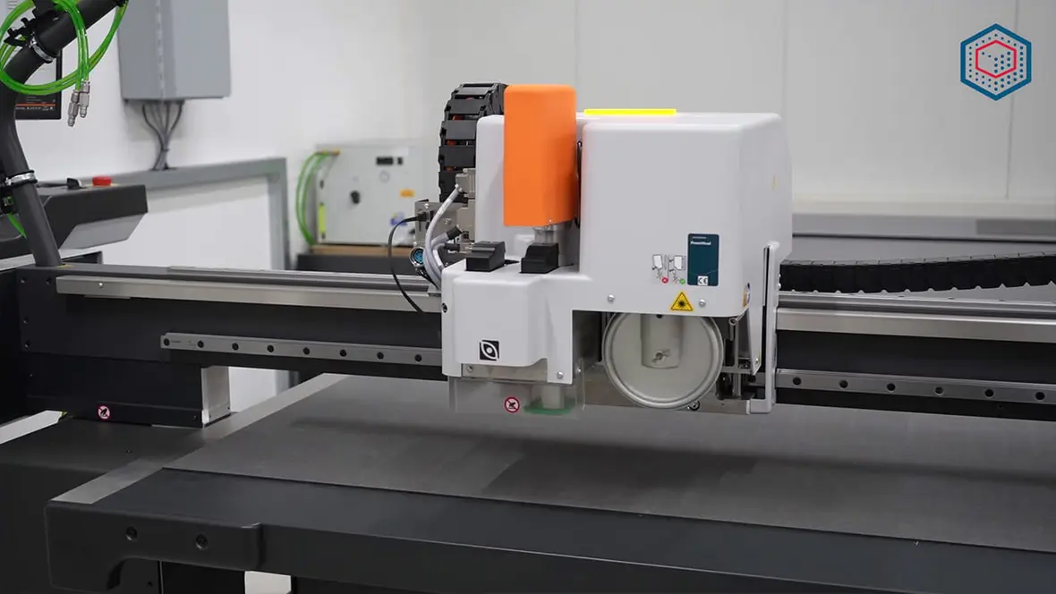 Anhand von CAD-Daten stanzt ein Plotter aus verschiedenen Materialien eine passgenaue Konstruktiv-Verpackung für einen Kunden.