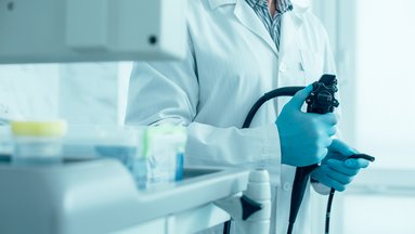 Arzt hält Endoskop in der Hand, für das PRODINGER eine maßgeschneiderte Verpackung entwickelt hat.