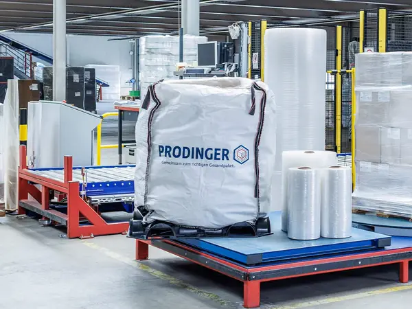 Ein befüllter Big Bag steht in einem Logistikzentrum