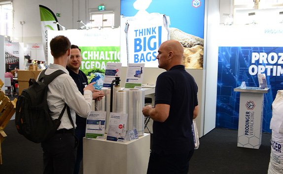 Beratungsgespräch am Messestand von PRODINGER auf der SOLIDS 2026 in Dortmund