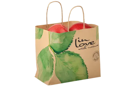 Papiertasche mit Kordelgriff, in dem Äpfel gepackt wurden.