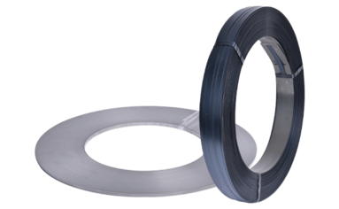 Freigestelltes Bild zeigt zwei Stahl-Umreifungsbänder.