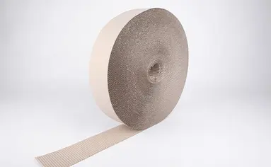 Rollwellpappe aufgerollt zu einer großen Rolle.