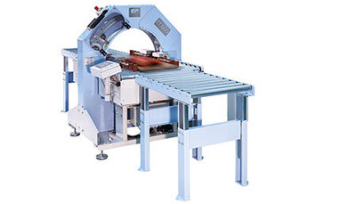 Freisgestelltes Bild der Emba TrayTec Verpackungsmaschine mit Stretchfolie.