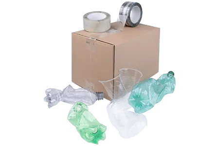 Freigestelltes Bild von Recyclat-Packband, das auf einem Karton liegt. Im Vordergrund liegen zerknüllte Plastikflaschen.