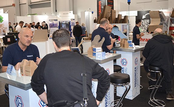 Beratungsgespräch am Messestand von PRODINGER auf der EMPACK 2026 in Dortmund