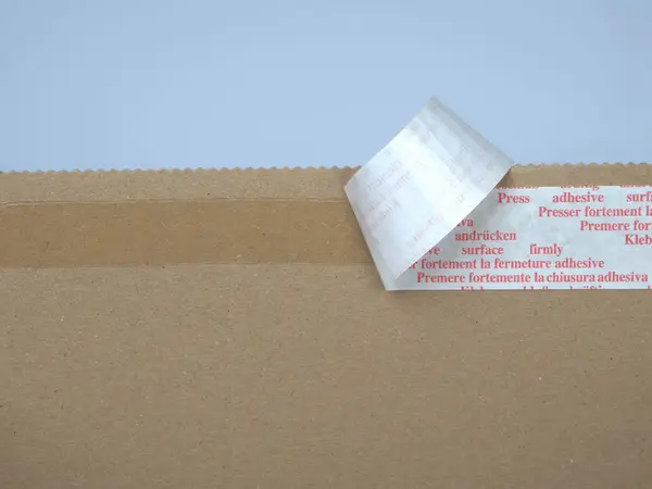 Nahaufnahme eines Selbstklebeverschluss an einem Karton.