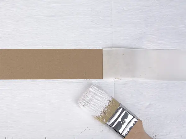 mit kreppband wurde ein Teil der Wand abgeklebt, der nicht bemalt werden soll.