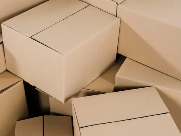 Mehrere Modulkartons liegen wahllos übereinander.