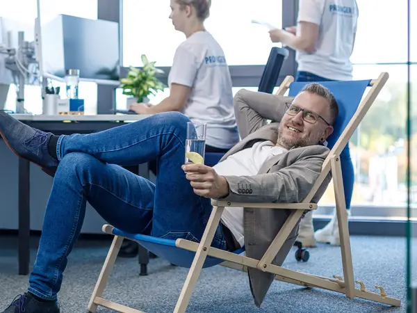Entspannter Kunde sitzt im Liegestuhl, da sich Prodinger um alles wie Logistik, E-Commerce und Wartung & Service von Verpackungsmaschinen kümmert.