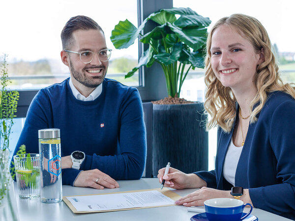 [Translate to English:] PRODINGER Mitarbeiter und Lieferant unterzeichnen einen Vertrag für eine langjährige Partnerschaft