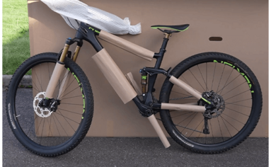 Fahrradrahmen, Fahrradgabel und Pedale eines Fahrrad wird mit selbstklebenden Wellpappe für den Transport geschützt.