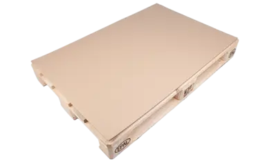 Freigestelltes Bild einer Holzpalette, auf der ein Zuschnitt aus Wellpappe liegt.