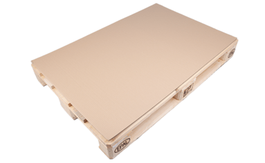 Freigestelltes Bild einer Holzpalette, auf der ein Zuschnitt aus Wellpappe liegt.