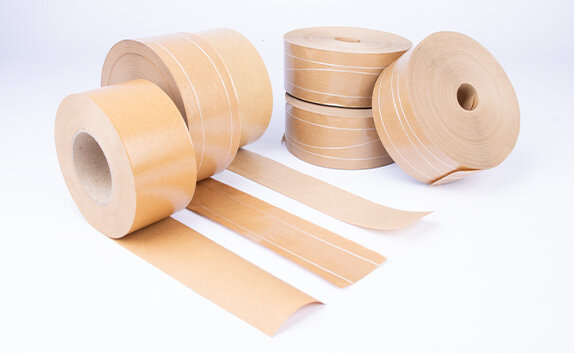 Verschiedene unverstärkte und fadenverstärkte Nassklebebänder liegen nebeneinander.