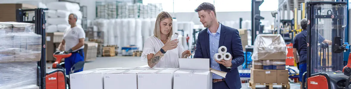 Ein Mitarbeiter von PRODINGER Verpackung berät eine Kundin über Stretchfolien.