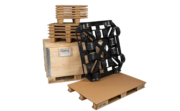 Freigestelltes Bild zeigt mehrere Paletten aus unterschiedlichen Materialien wie Wellpappe, Stahl oder Faserformmaterial.