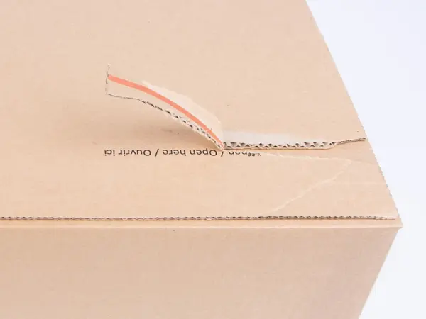 Durch einen Aufreißfaden wird ein Karton geöffnet