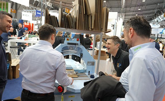 Produktvorführung auf dem Messestand von PRODINGER auf der LogiMAT 2026 in Stuttgart
