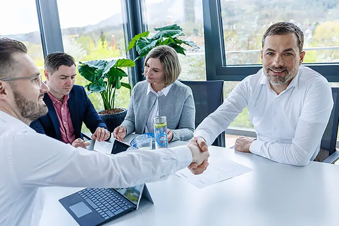 Lieferanten, Partner und Einkäufer der PRODINGER Gruppe sitzen gemeinsam an einem Besprechungstisch