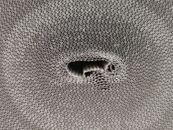 Nachaufnahme von aufgerollter Wellpappe