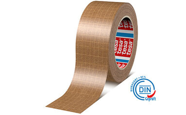 tesa® 60013 Verstärktes Papierpackband Freigestelltes Bild des nachhaltigen und FSC-zertifizierten Papier-Packband tesa® 60013.