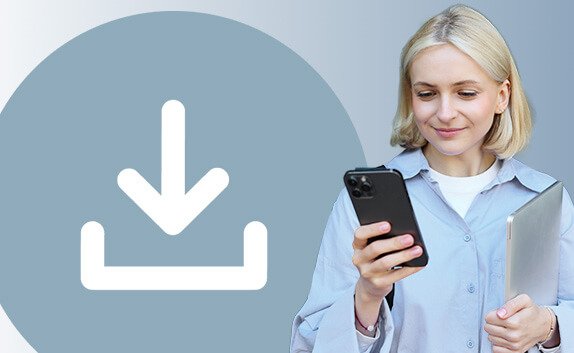 Eine Frau lädt sich Datenblätter auf ein Smartphone herunter.