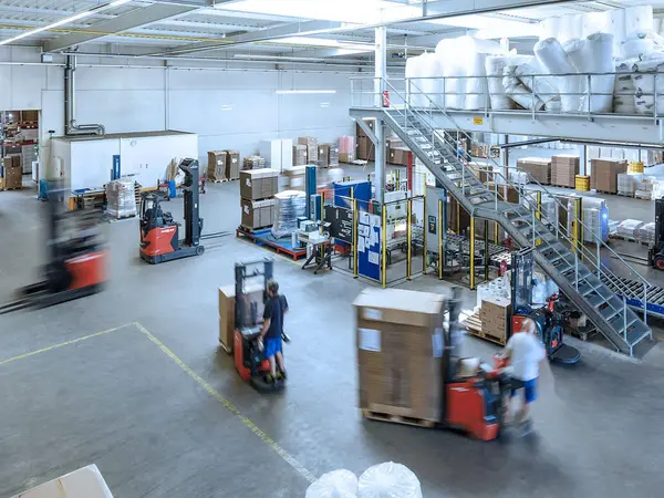 Lager im Hochbetrieb mit Staplerfahrern