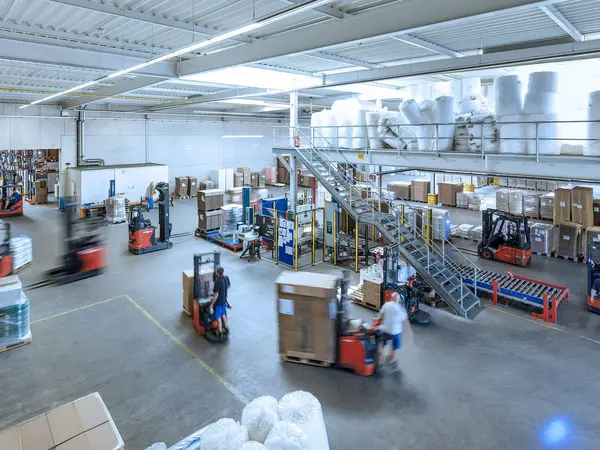 Lager im Hochbetrieb mit Staplerfahrern