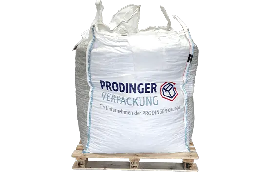 Freigestelltes Bild eines Big Bags von PRODINGER Verpackung, der auf einer Holzpalette steht.