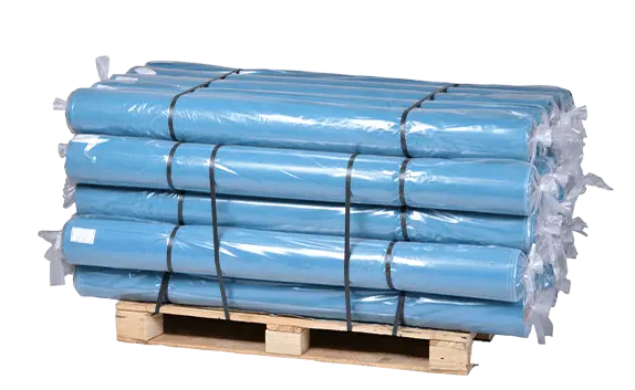 Auf einer Holzpalette liegen aufgerollte Schaumfolien, die wiederum einzeln in UV-stabilisierte Folien eingepackt wurden.