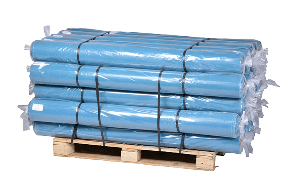 Auf einer Holzpalette liegen aufgerollte Schaumfolien, die wiederum einzeln in UV-stabilisierte Folien eingepackt wurden.