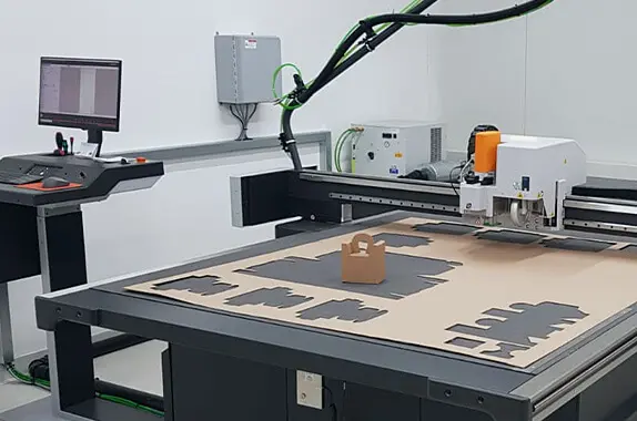 Ein Schneideplotter erstellt schnell und präzise Prototypen und Kleinserien.