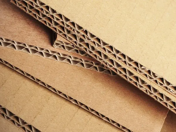 Mehrere Kartons mit unterschiedlichen Wellenarten.