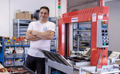 PRODINGER Service-Mitarbeiter wartet eine Umreifungsmaschine