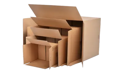 freigestelltes Bild von ineinander gestapelten, offenen Kartons.