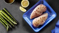 Bild mit verpackten Putenbrüsten vergrößern Auf einem Tisch liegen 2 mit Non-PVC-Lebensmittelfolie verpackte Fischfilets.