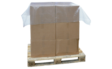 Auf einer Holzpalette stapeln mehrere Kartons, die mit einer Abdeckfolie bedeckt sind.