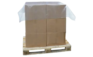 Auf einer Holzpalette stapeln mehrere Kartons, die mit einer Abdeckfolie bedeckt sind.
