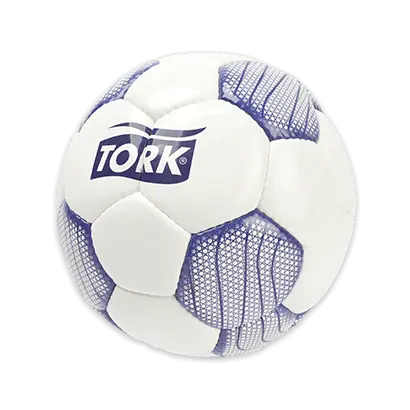 Fußball mit Tork-Logo.