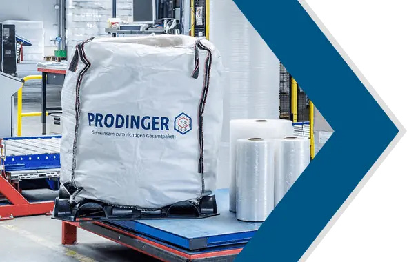 Ein Big Bag von PRODINGER Verpackung steht in einer Logistikhalle.
