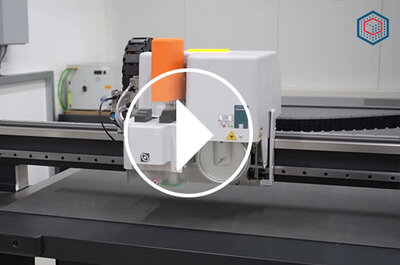 Ein Video zeigt wie anhand von CAD-Daten ein Plotter aus verschiedenen Materialien eine passgenaue Konstruktiv-Verpackung für einen Kunden stanzt.
