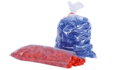 In zwei durchsichtigen Beuteln aus PE-Folie wurden rote und blaue Kleinteile verpackt.